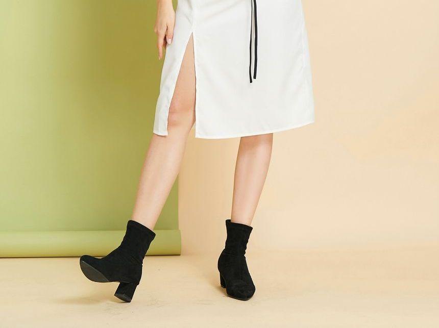 Contrast Trim Sleeveless Dress Product Image