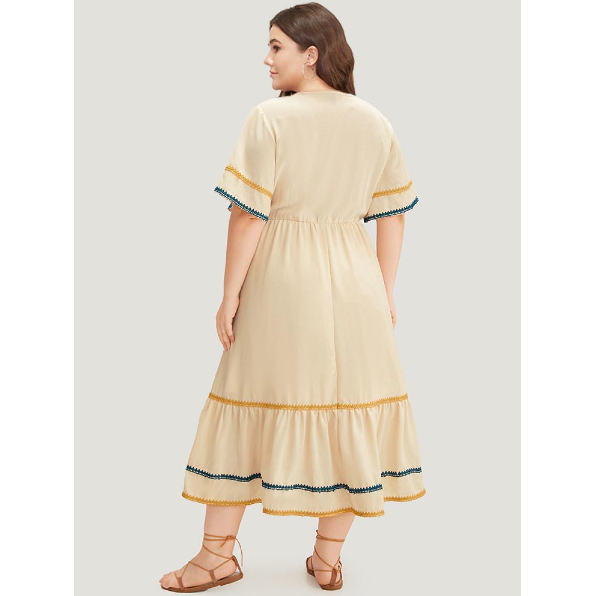 Plus Size Contrast Trim Pocket V Neck Gathered Dress Ivory Women Vacation Gathered V-neck Short sleeve Curvy Midi Dress BloomChic 10/M Product Image