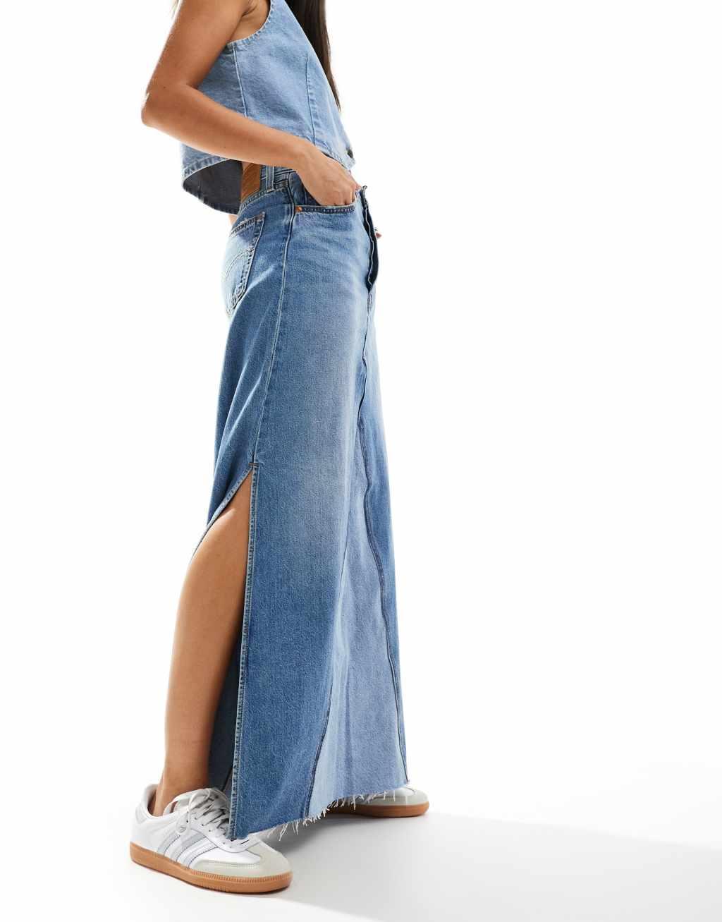 Levi's iconic long contrast denim skirt in mid blue Product Image