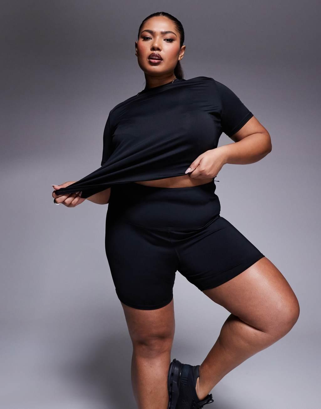 4505 Curve Icon 5 inch quick dry legging short with zip phone pocket in black  Product Image