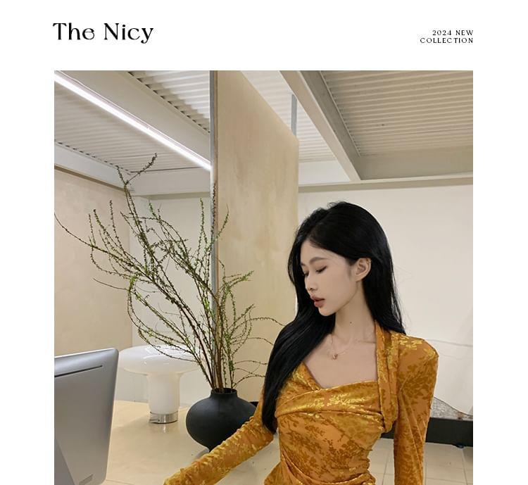 Long-Sleeve V-Neck Jacquard Ruched Slim Fit Crop Top Product Image