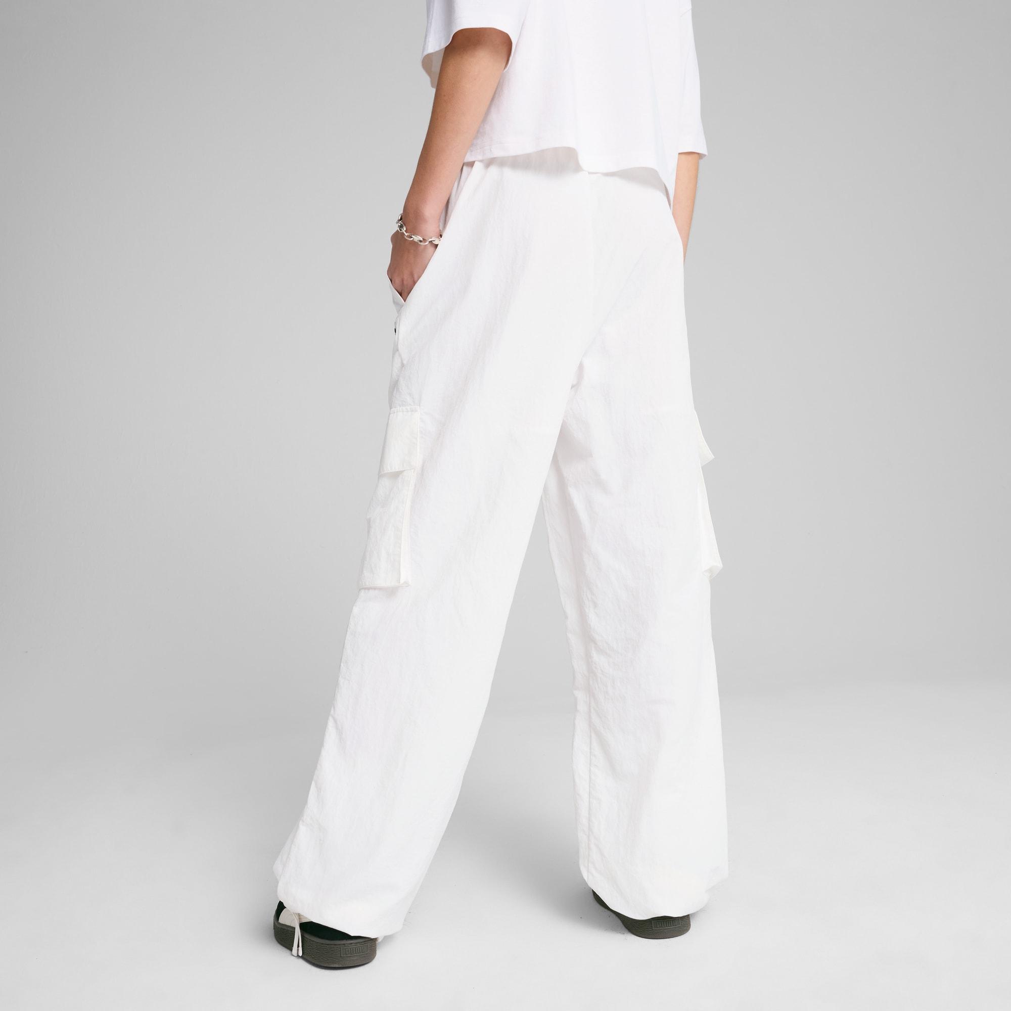 Wardrobe Essentials Women's Relaxed Woven Cargo Pants Product Image