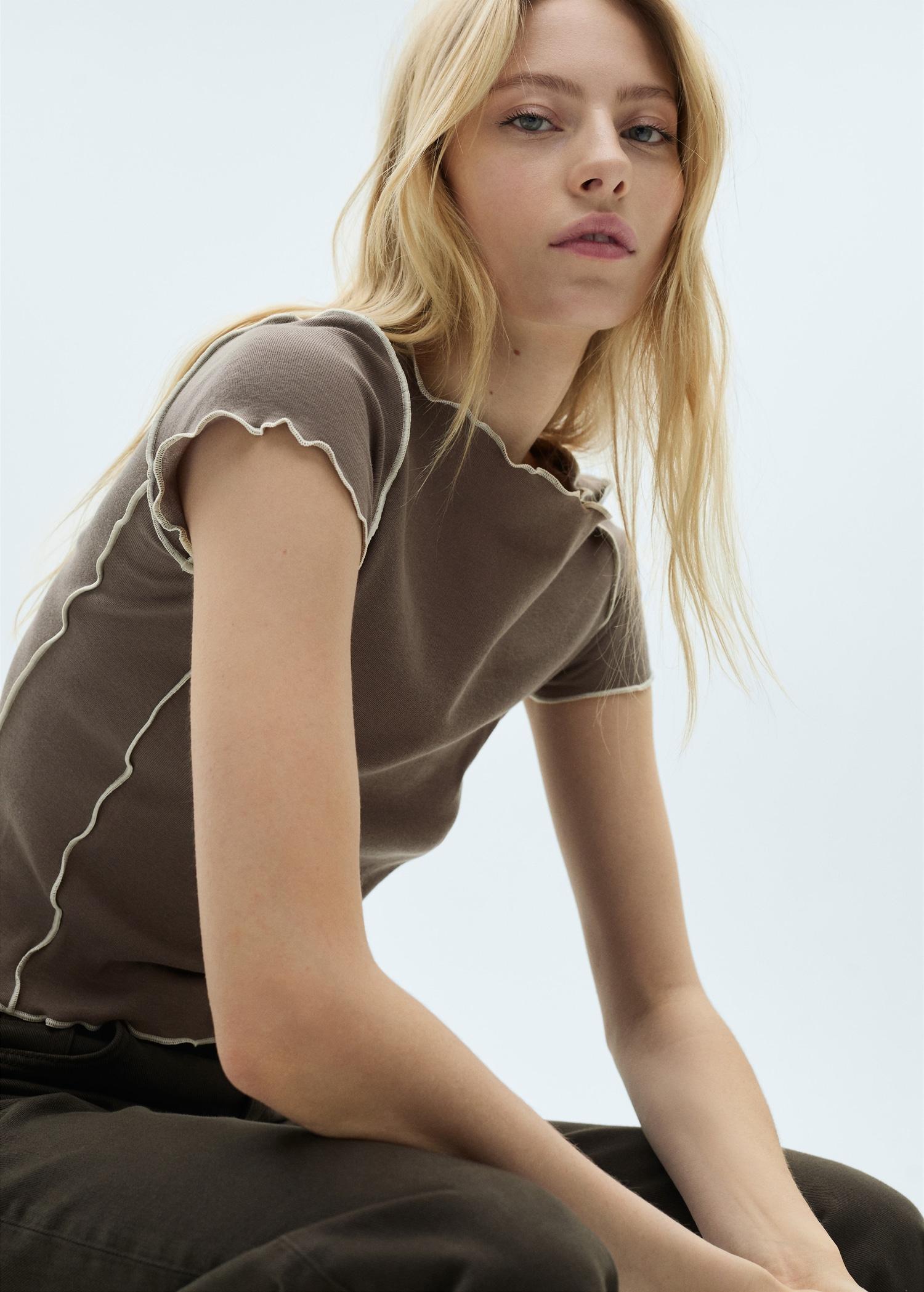 Crop top t-shirt with contrasting trim - Women | MANGO USA Product Image