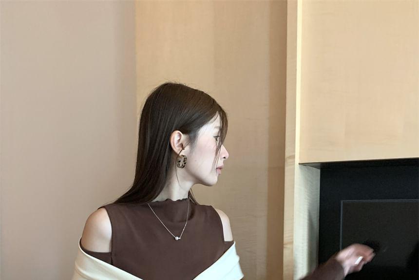 Long-Sleeve Mock Neck Cold Shoulder Two Tone Twisted Slim Fit Top Product Image