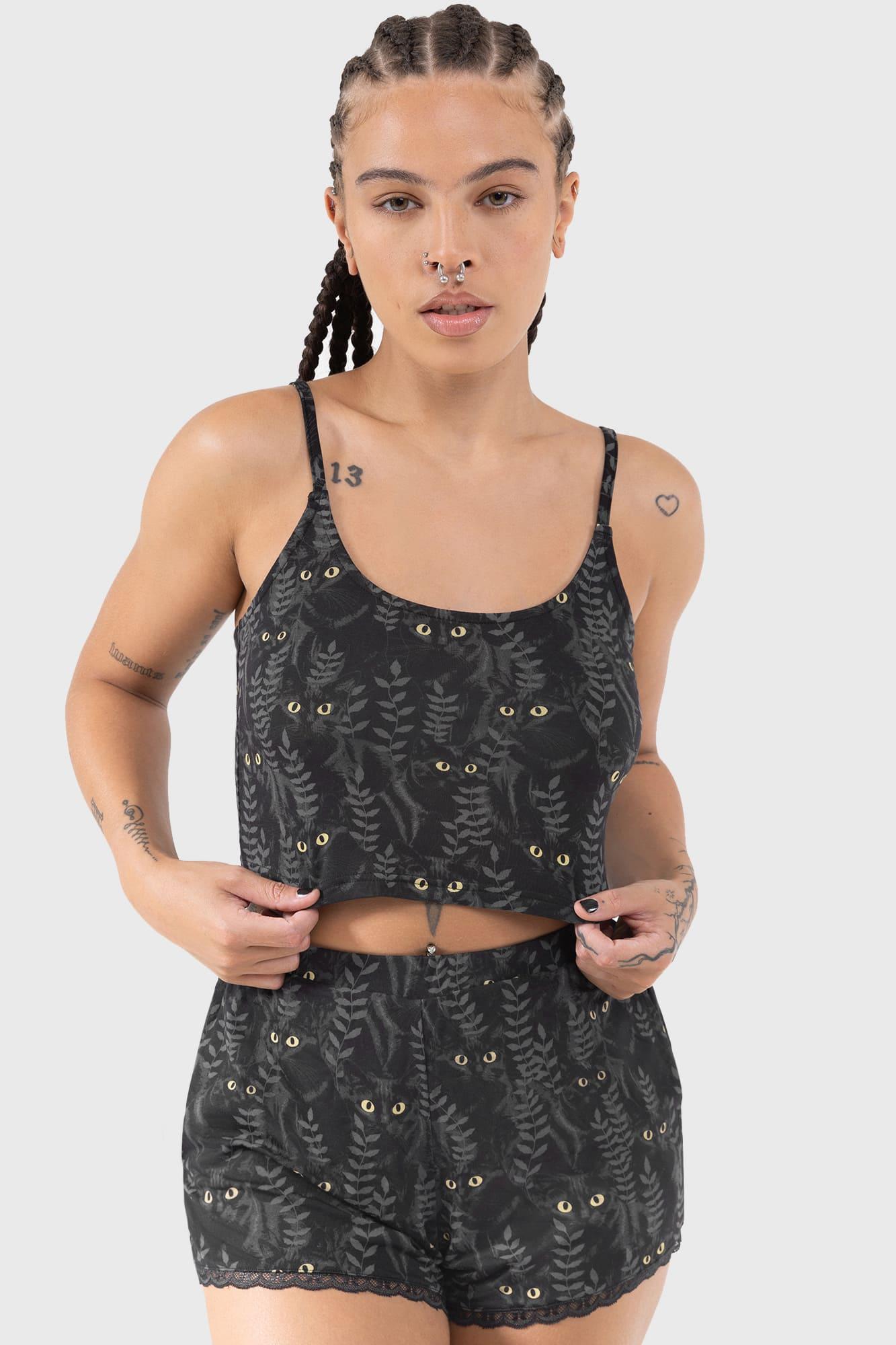 Familiar Woods Shorts Female Product Image