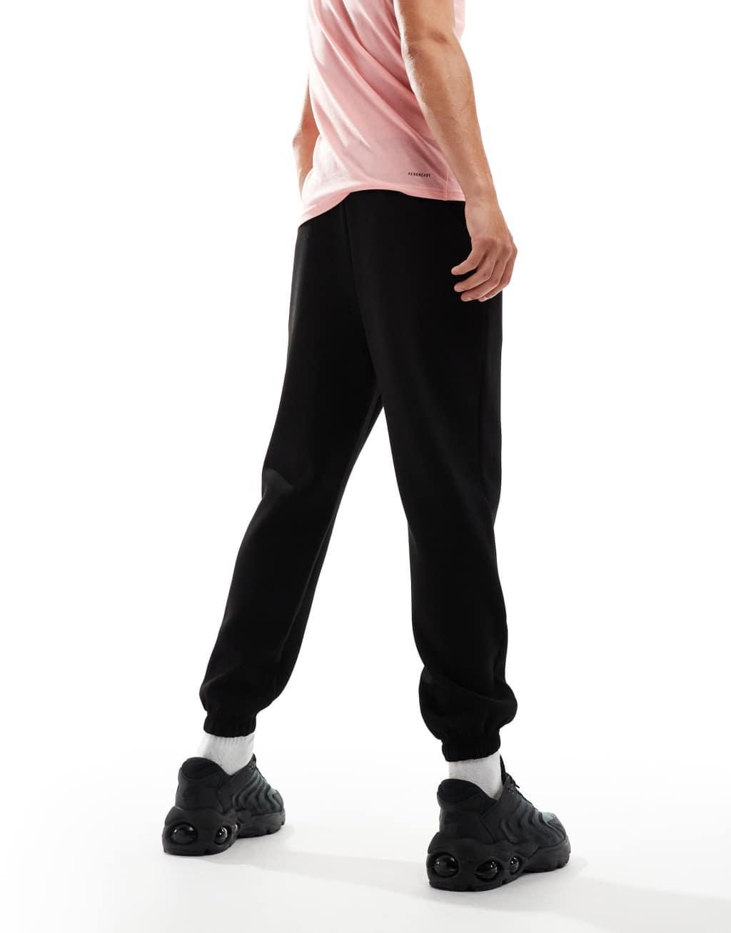 4505 Icon quick dry tapered fit performance sweatpants in black  Product Image