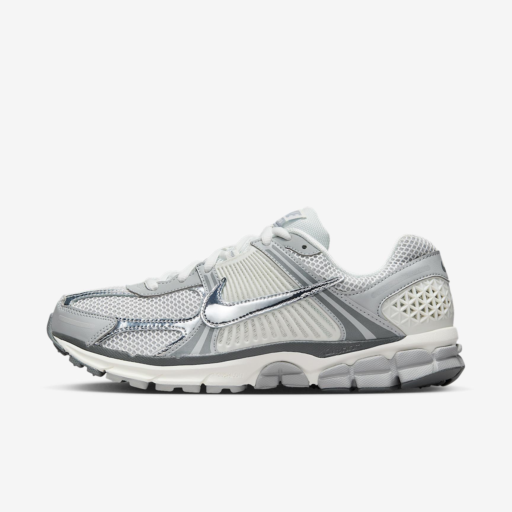 Nike Men's Zoom Vomero 5 Shoes Product Image