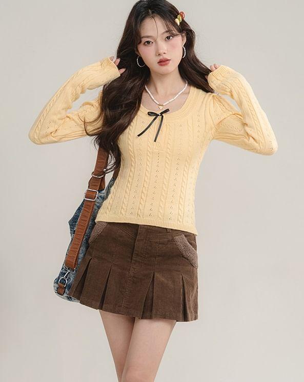Long-Sleeve Scoop Neck Plain Knit Top Product Image