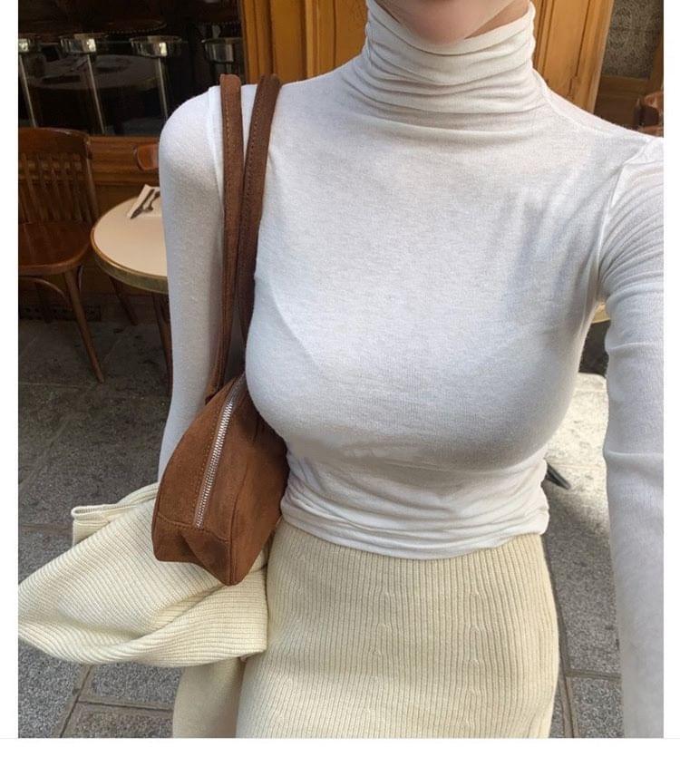 Long-Sleeve Turtleneck Plain T-Shirt Product Image