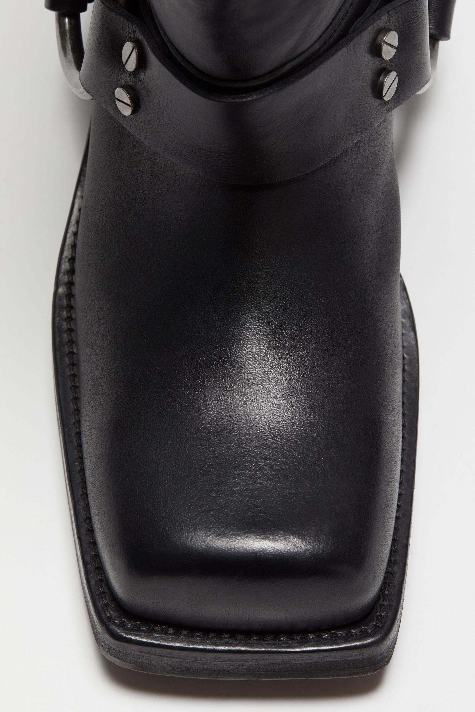 Leather buckle boots Product Image