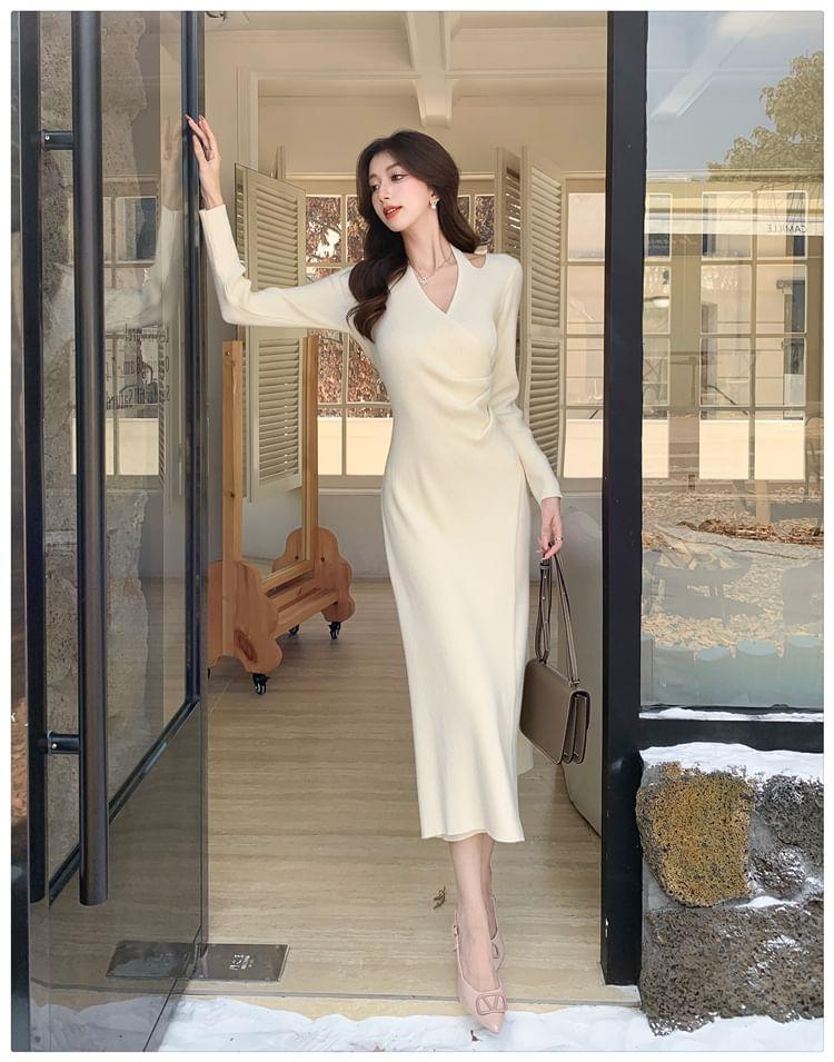 Long-Sleeve Halter V-Neck Plain Ruched Midi Sheath Knit Dress Product Image