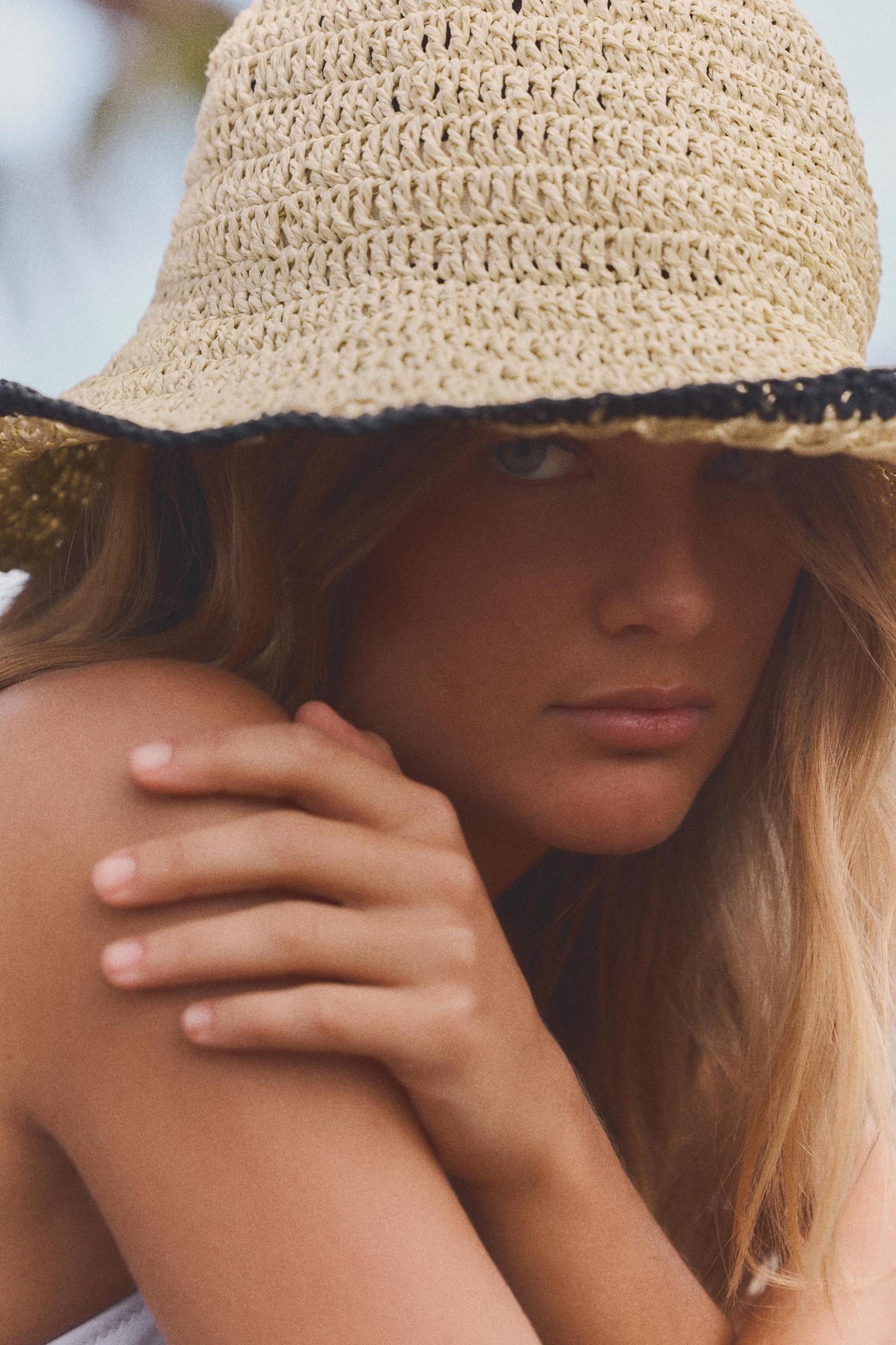 CONTRAST BUCKET HAT Product Image