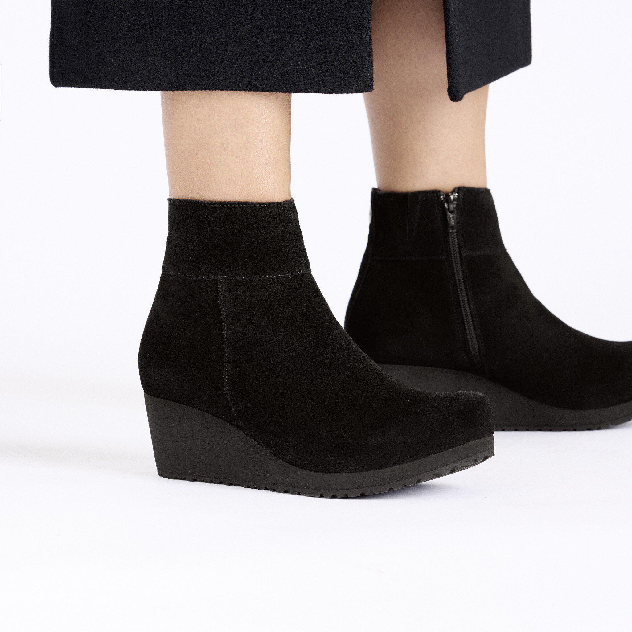 Ebba Suede Leather Product Image