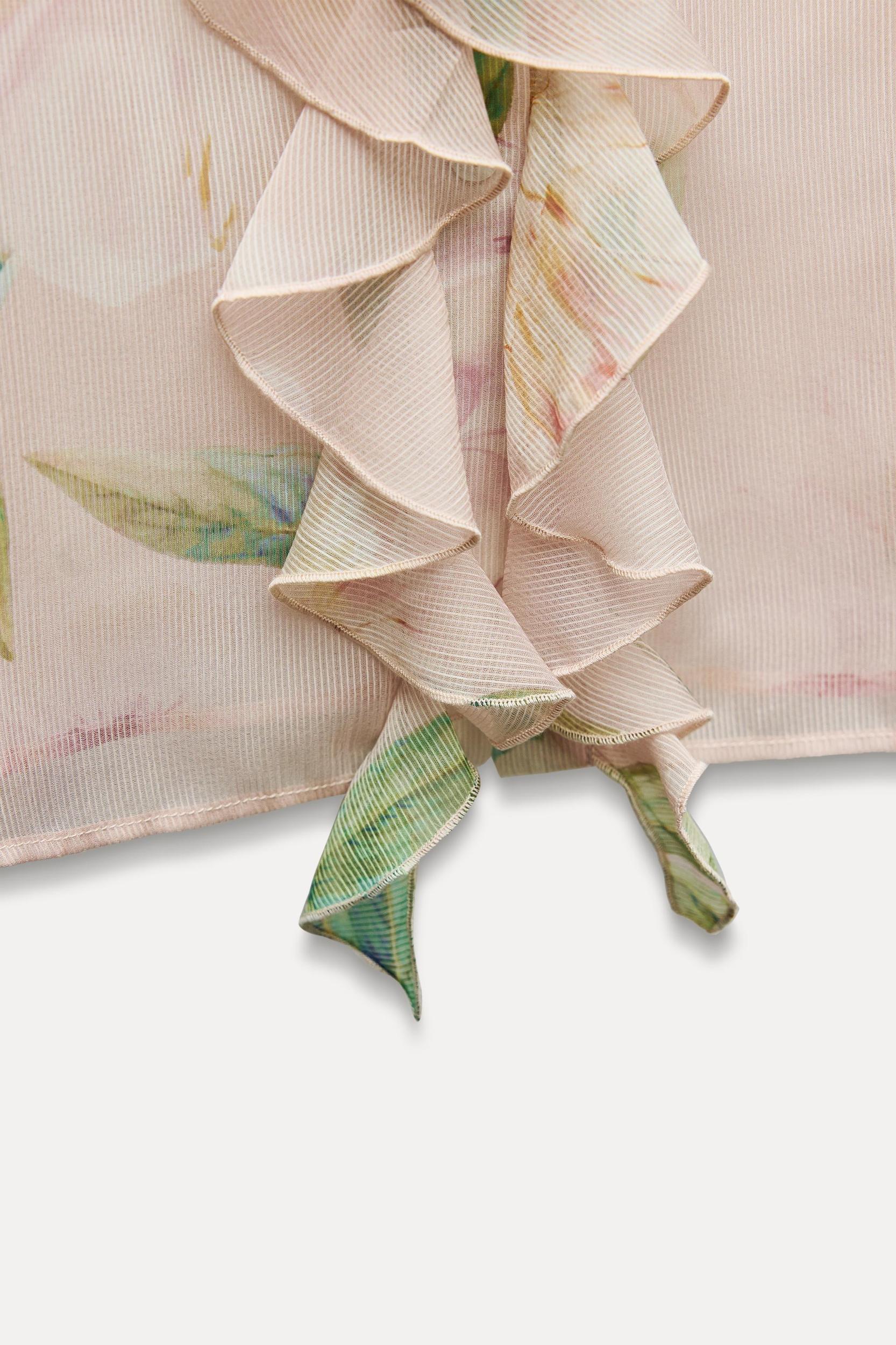 FLORAL PRINT RUFFLE BLOUSE Product Image