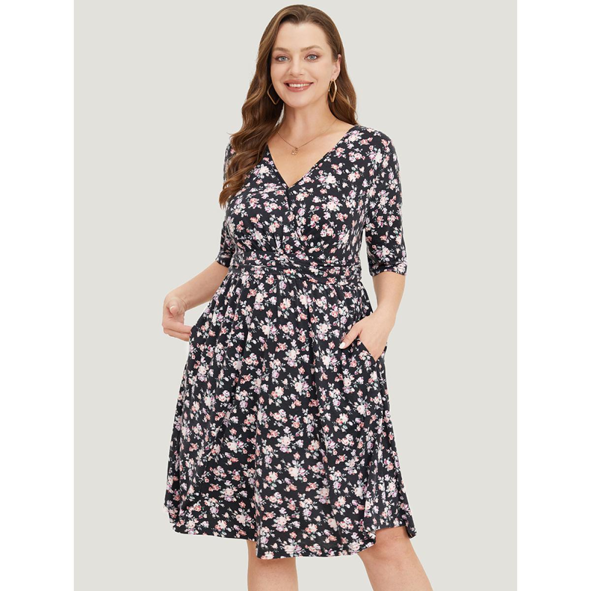 Plus Size Ditsy Floral Pocket Overlap Collar Half Sleeve Dress Black Women Casual Wrap V-neck Short sleeve Curvy Midi Dress BloomChic 26/4X Product Image