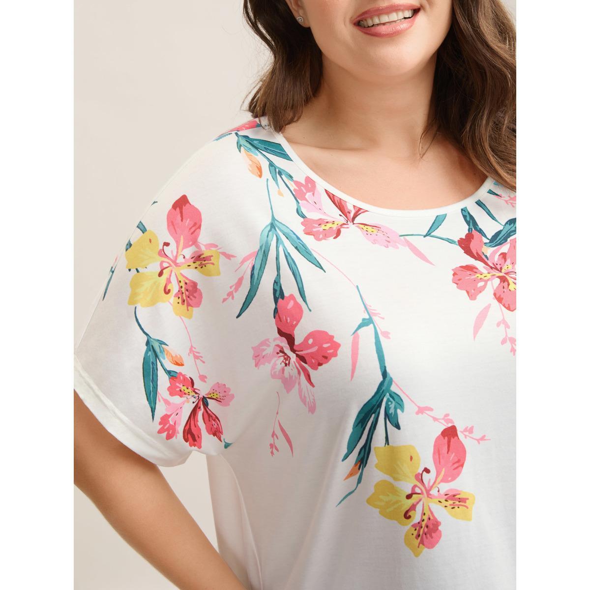 Plus Size Floral Print Round Neck T-Shirt Originalwhite Women Non Natural Flowers Round Neck Everyday-Casual T-shirts BloomChic 22-24/3X Product Image