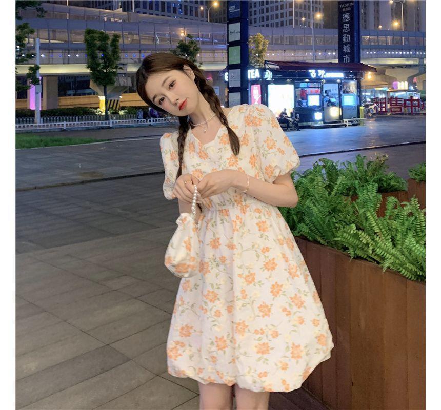 Set: Short-Sleeve Floral Dress + Crossbody Bag Product Image