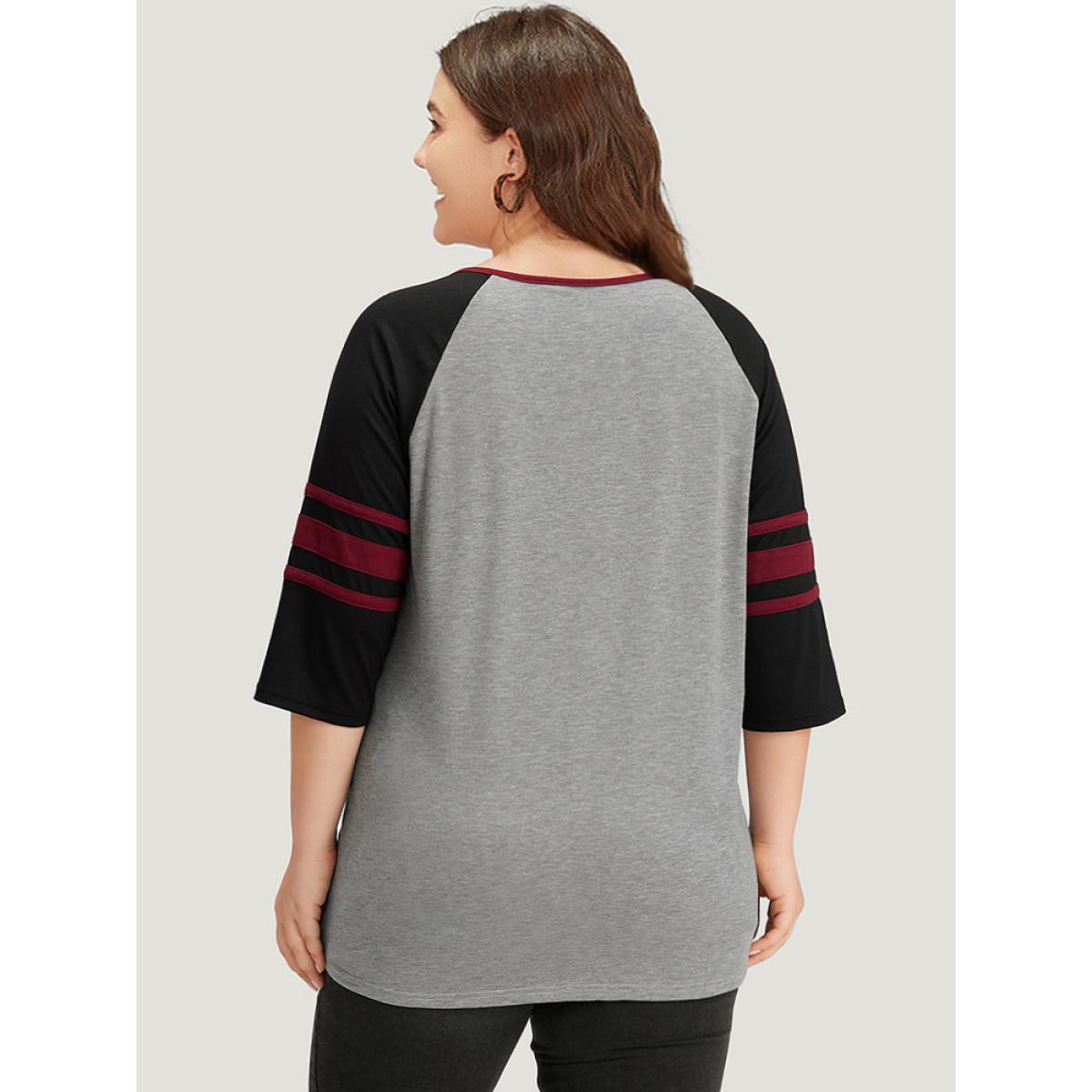 Plus Size Colorblock Contrast Raglan Sleeve Contrast Trim T-shirt Gray Women Casual Contrast Striped V-neck Dailywear T-shirts BloomChic 30/6X Product Image