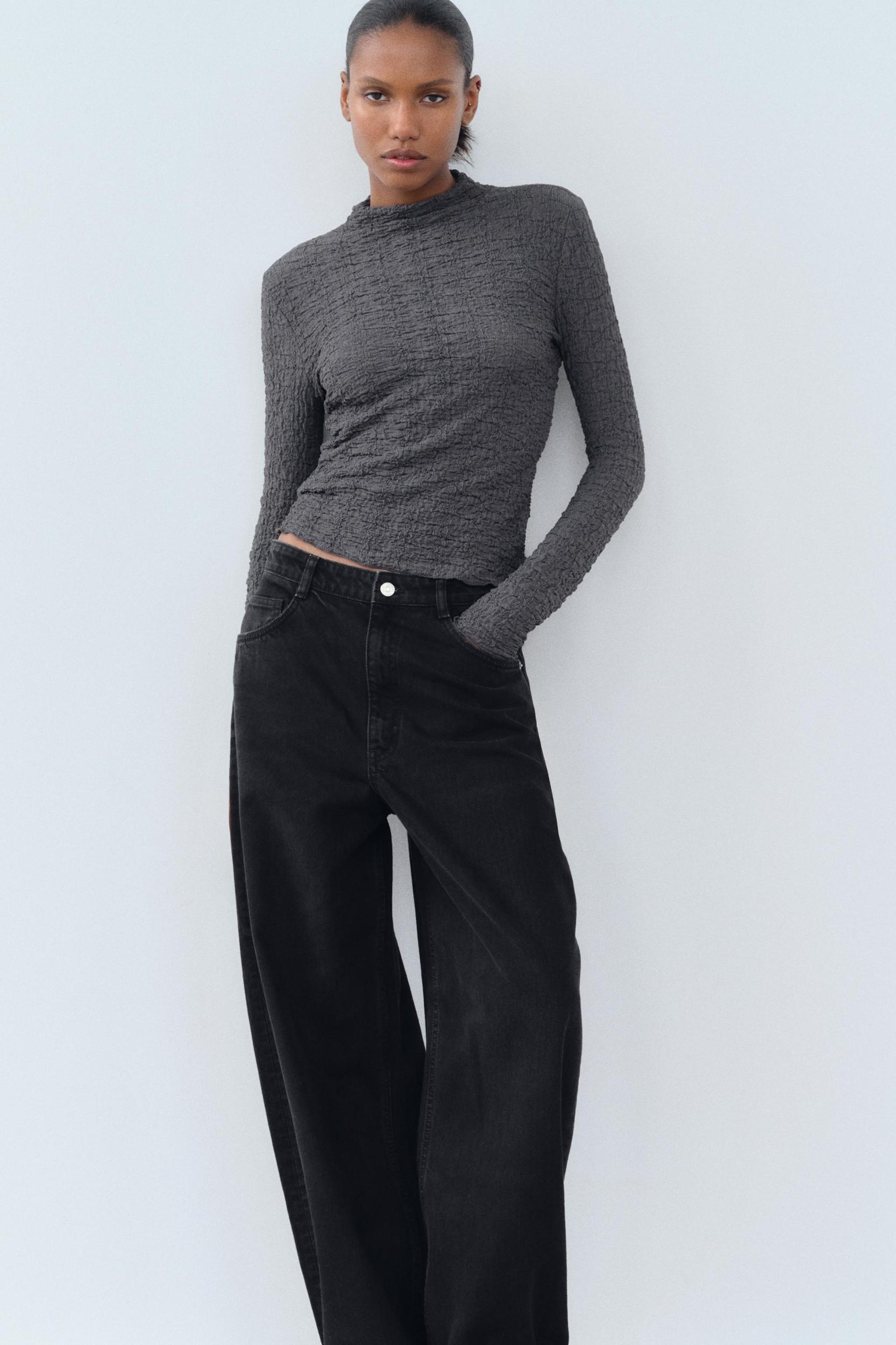 SLIM FIT - HIGH COLLAR - REGULAR LENGTH - LONG SLEEVE<br/><br/>Top made of textured fabric. High collar and long sleeves. Product Image