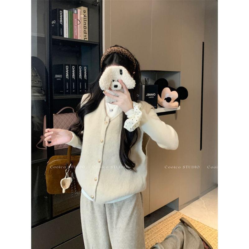 Long-Sleeve Turtleneck Knit Top / V-Neck Button Sweater Vest Product Image