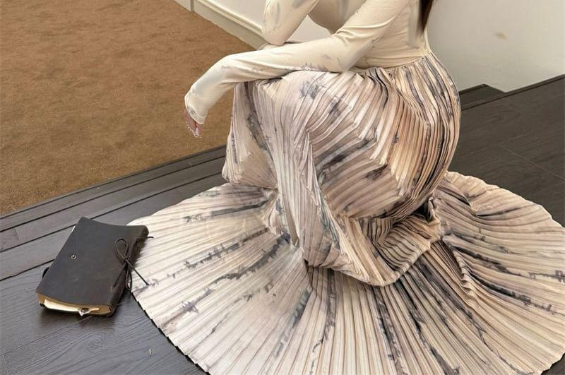Long-Sleeve Scoop Neck Tie Dye Pleated Maxi A-Line Dress Product Image
