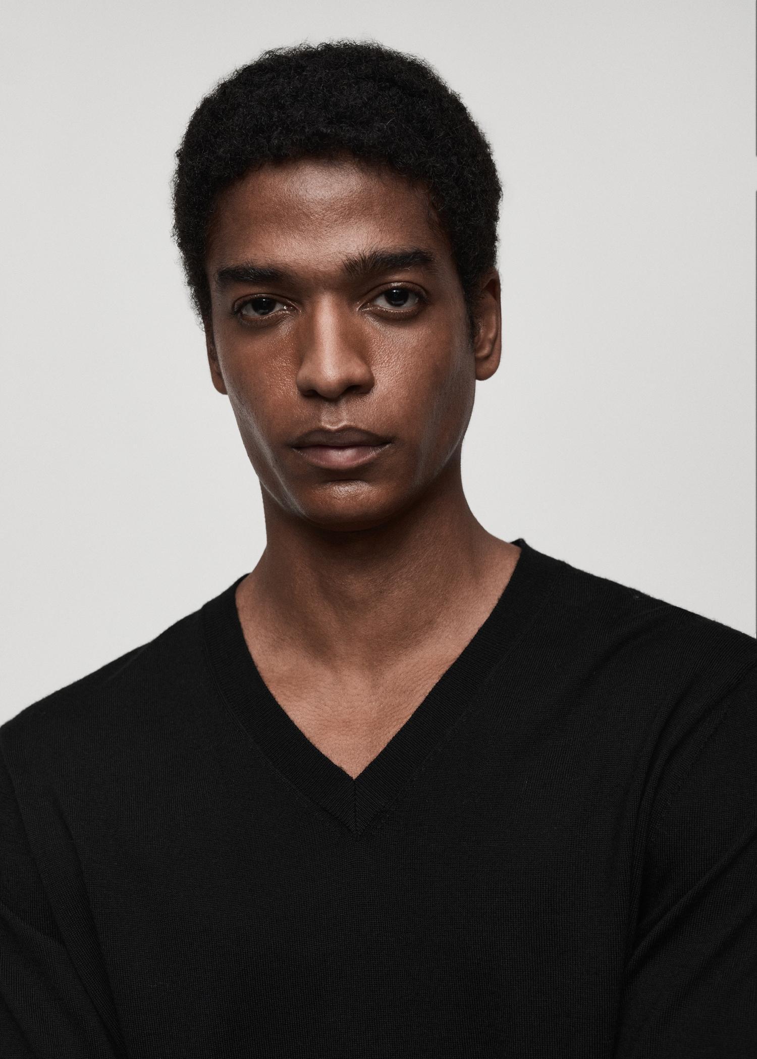 100% merino wool V-neck sweater - Men | MANGO USA Product Image