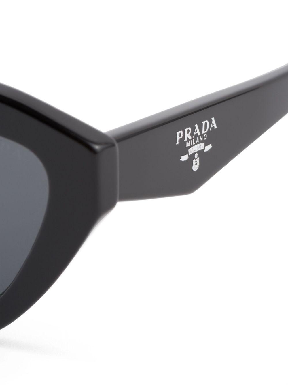 curved cat-eye frame sunglasses Product Image