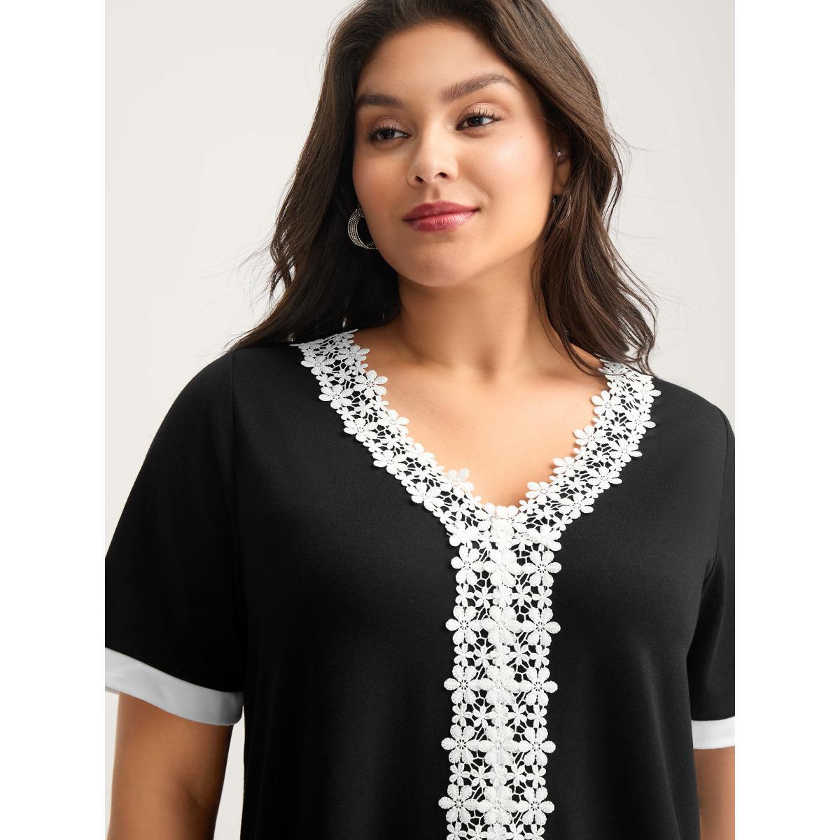 Plus Size Stretchy Floral Lace Color Contrast T-Shirt Black Women Woven ribbon&lace trim V-neck Everyday-Elegant T-shirts BloomChic 26/4X Product Image