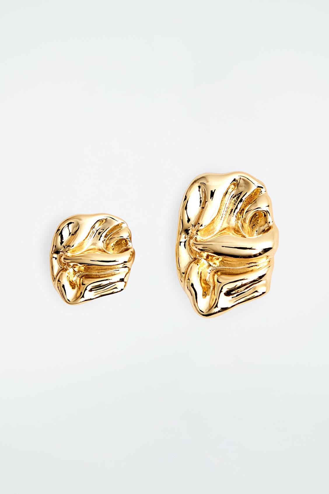 SMALL SCRUNCHED MISMATCHED EARRINGS Product Image