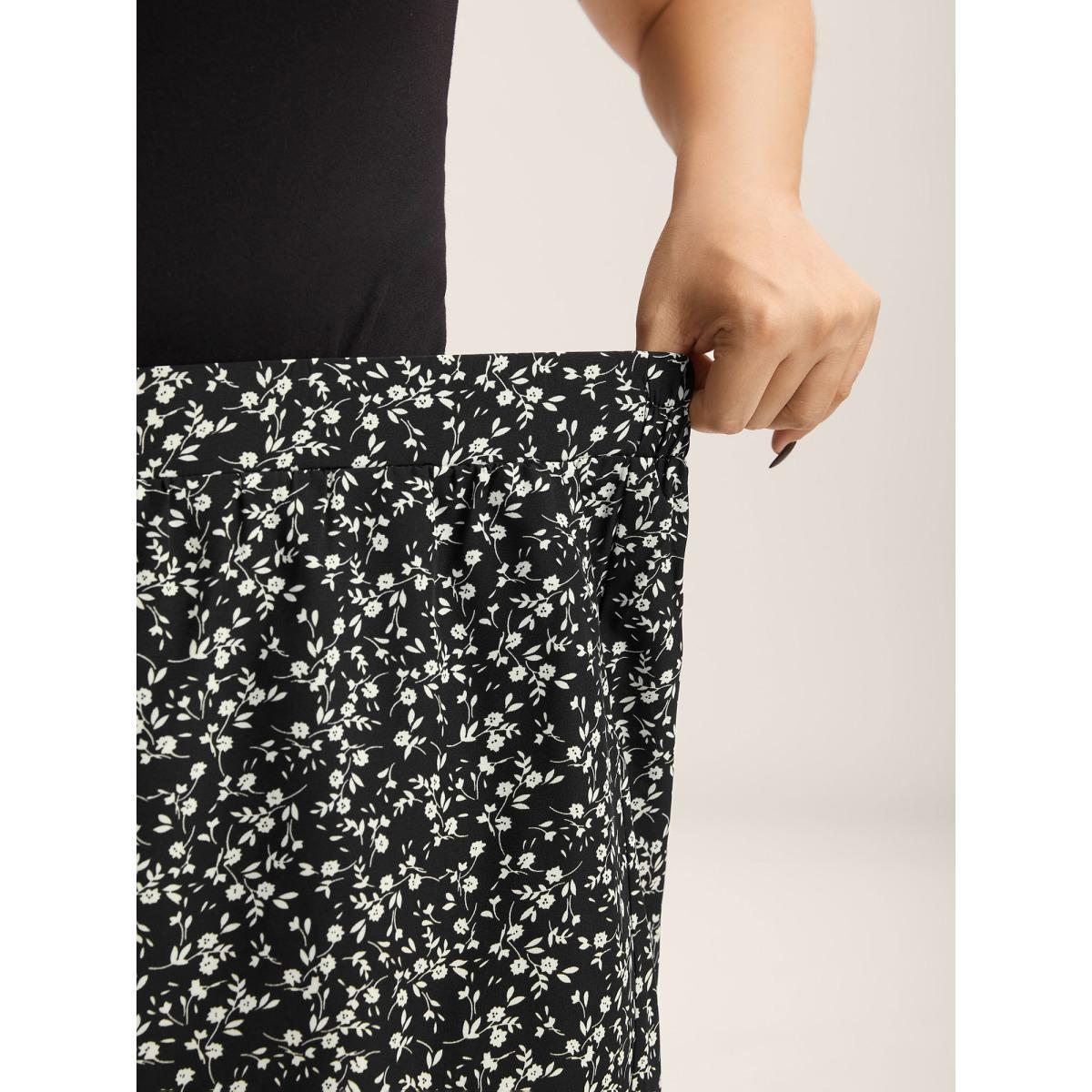 Plus Size Floral Print Wide-Leg Shorts Women BlackFlower Elegant Wide Leg Everyday-Elegant Shorts BloomChic 10/M Product Image