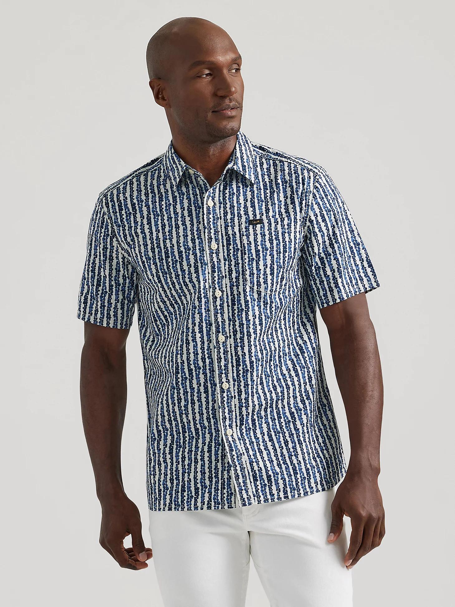 Men's Extreme Motion All Purpose Short Sleeve Stamp Button Down Shirt | Men's Tops | Lee® Product Image