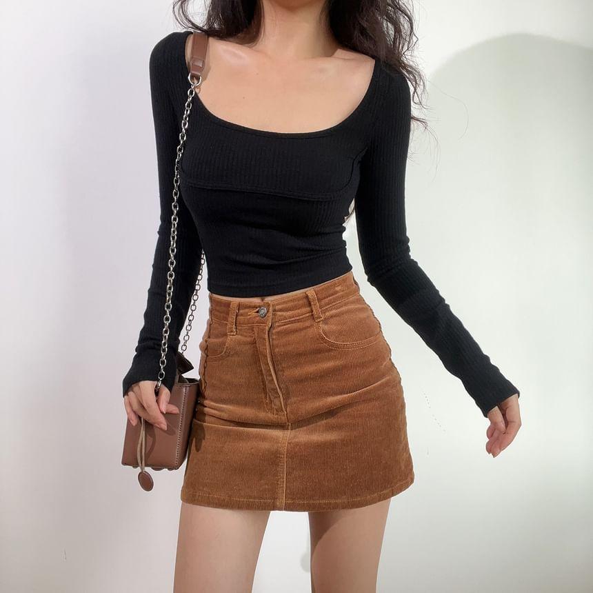 Long-Sleeve Scoop Neck Plain Cropped Tee Product Image