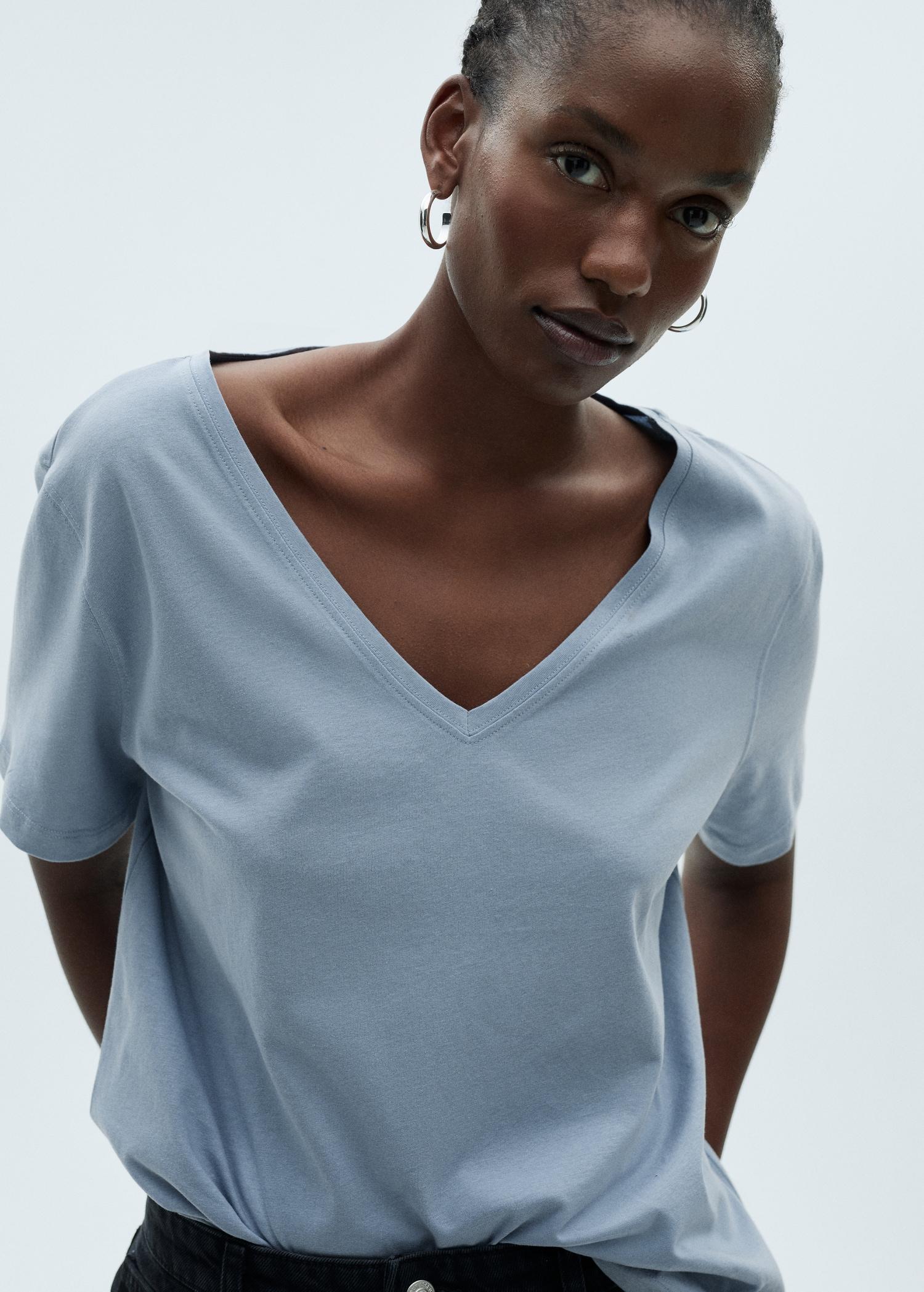 V-neck cotton T-shirt - Women | MANGO USA Product Image