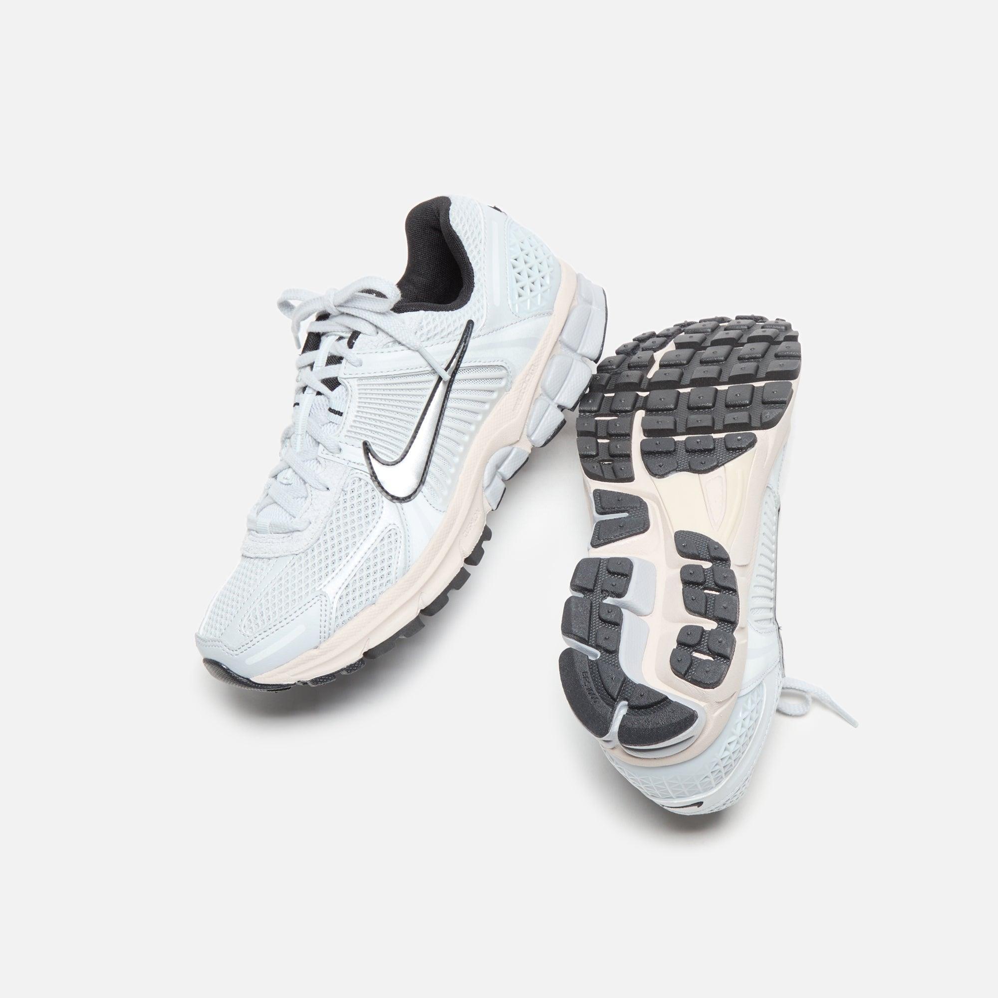 Nike WMNS Zoom Vomero 5 - Pure Platinum / Light Orewood Brown / Wolf Grey / Chrome Female Product Image