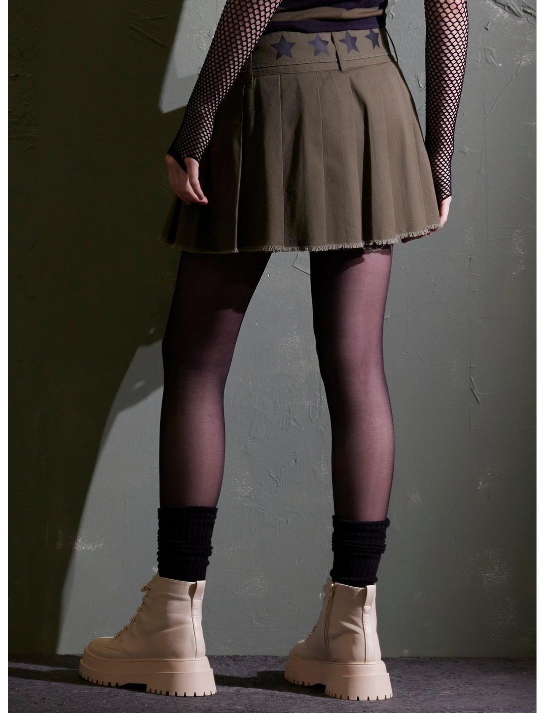 Social Collision Green Star Grommet Pleated Skirt Product Image