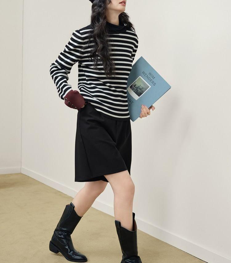 Long-Sleeve Crew Neck Striped Knit Top Product Image