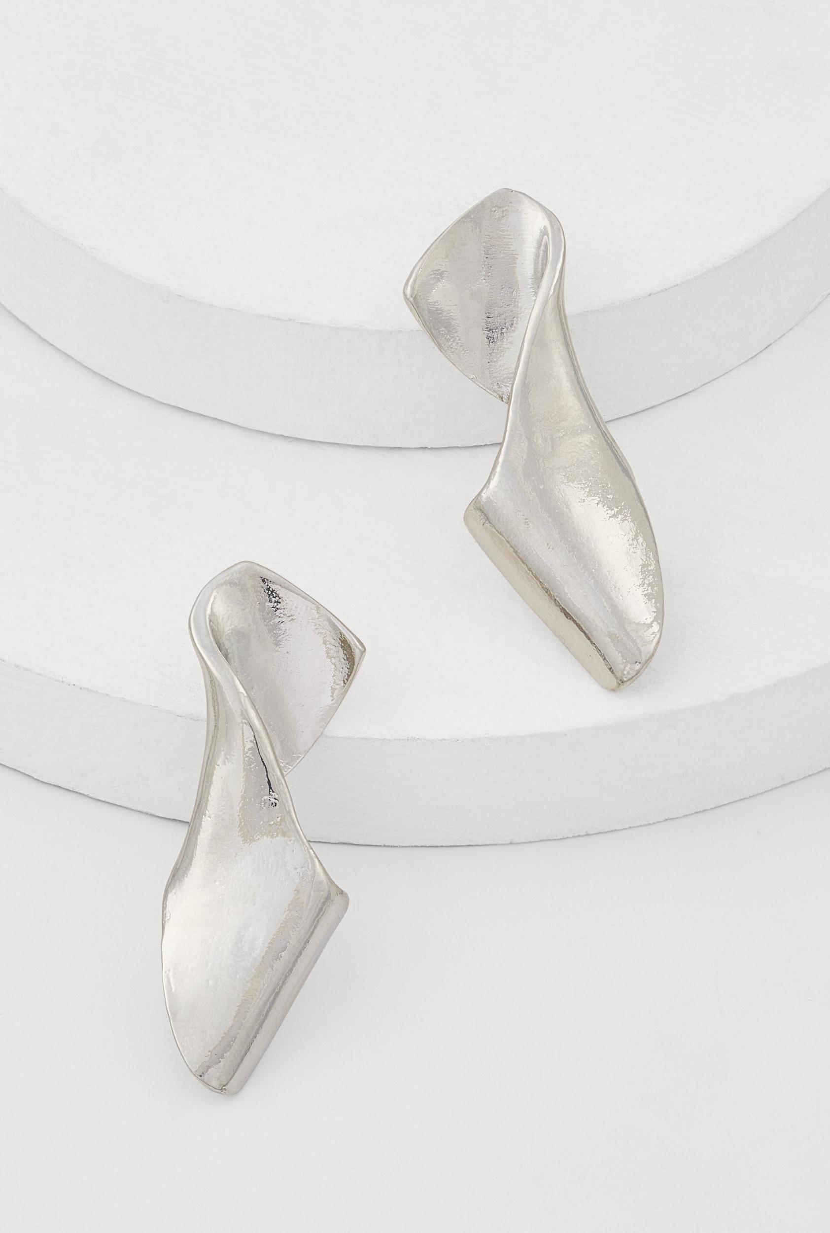 Curved Metallic Drop Earrings Female Product Image