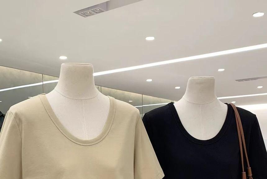 Short-Sleeve Scoop Neck Plain T-Shirt Product Image