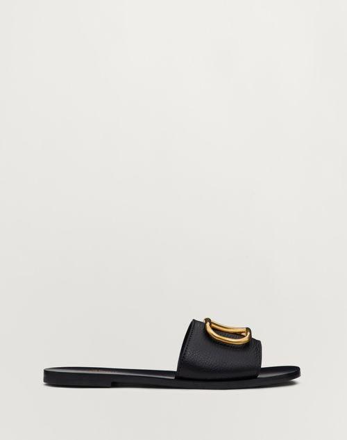 VLOGO SIGNATURE SLIDE SANDAL IN GRAINY COWHIDE WITH ACCESSORY Product Image