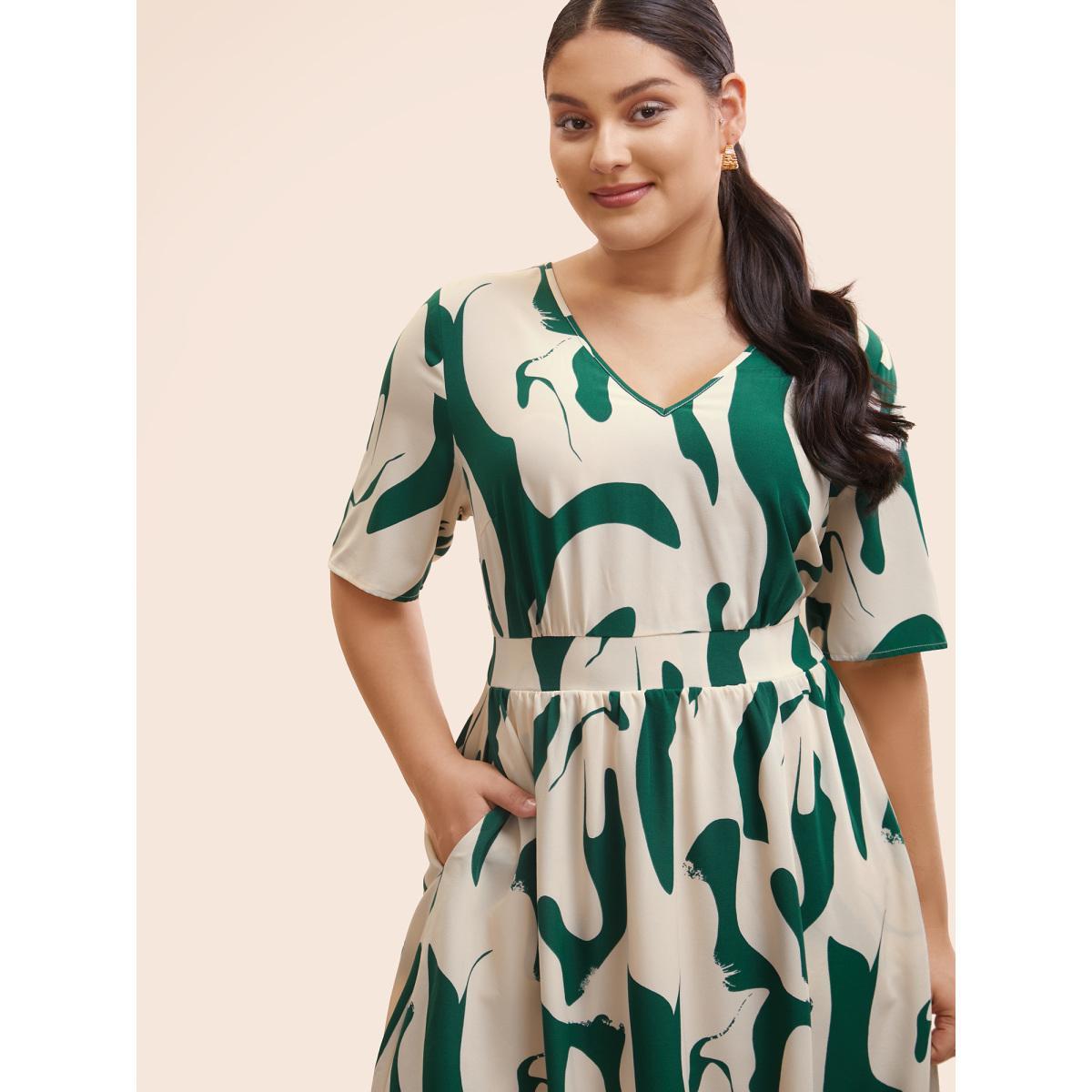 Plus Size Geometric Print Shirred Gathered Dress Emerald Women At the Office Gathered V-neck Half Sleeve Curvy BloomChic 26/4X Product Image