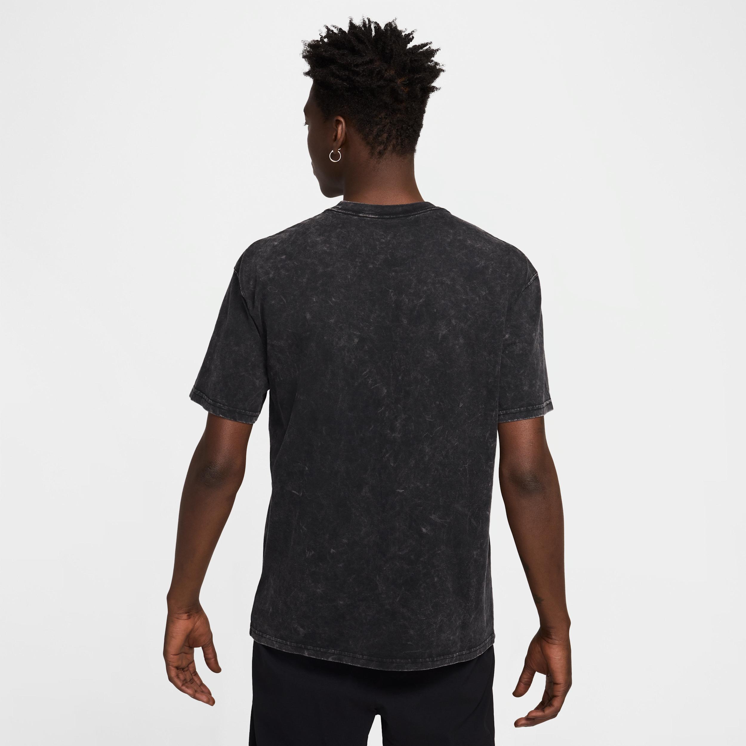 Liverpool FC Premium Essentials Nike Men's Soccer T-Shirt Product Image