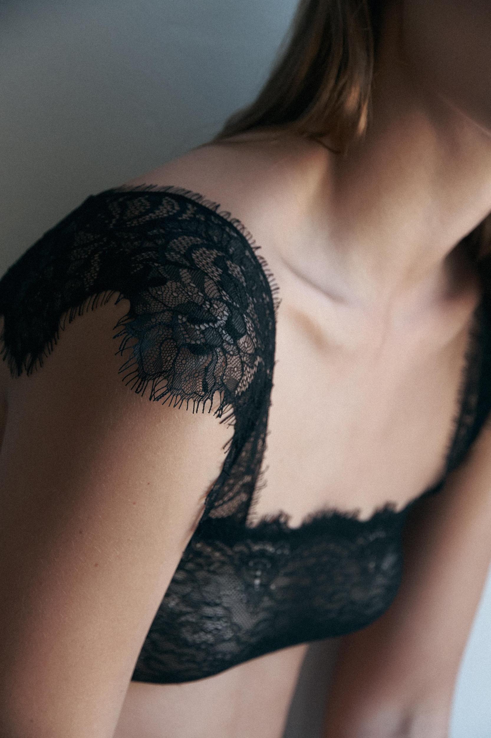 LACE BANDEAU BRALETTE Product Image