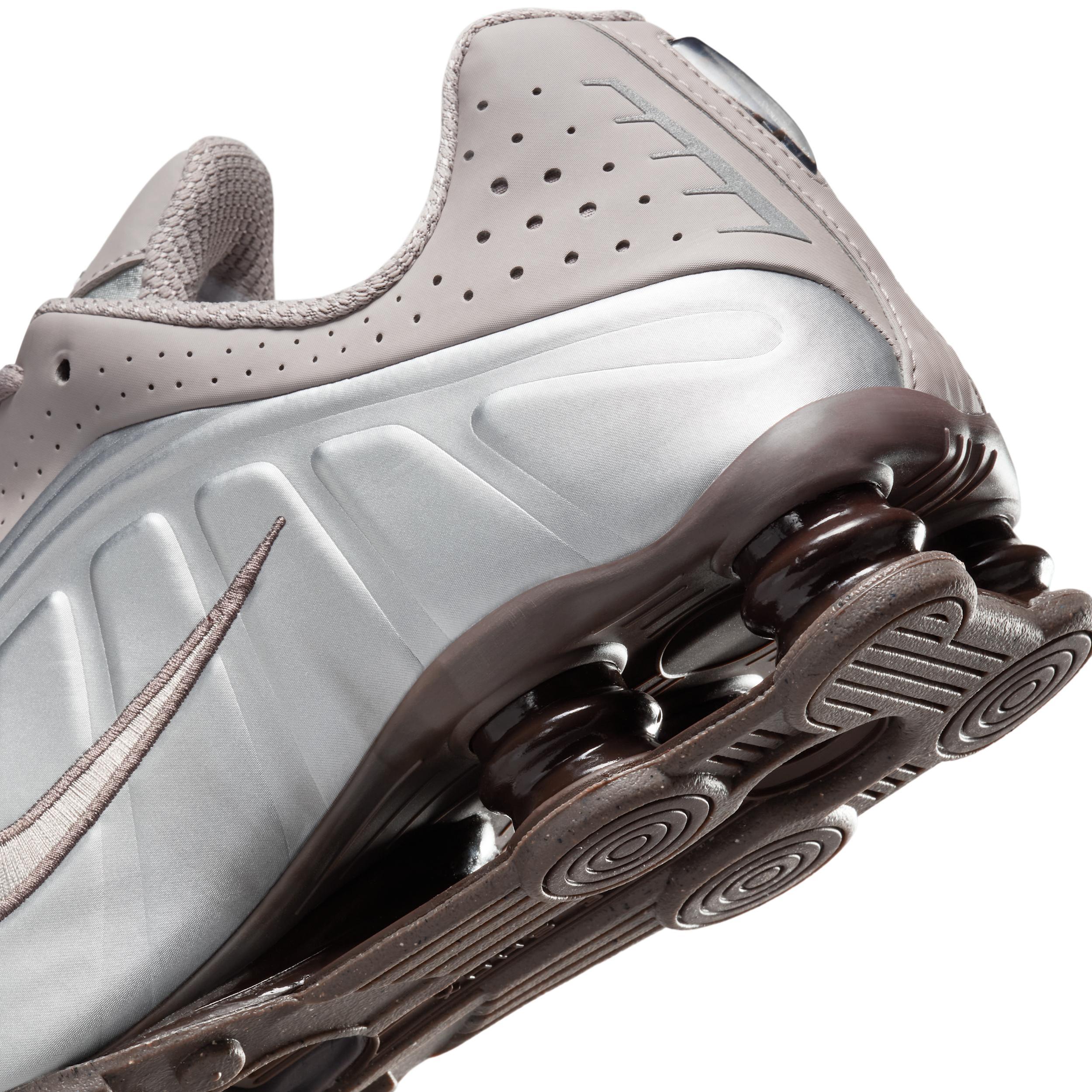 Nike Men's Shox R4 Shoes Product Image