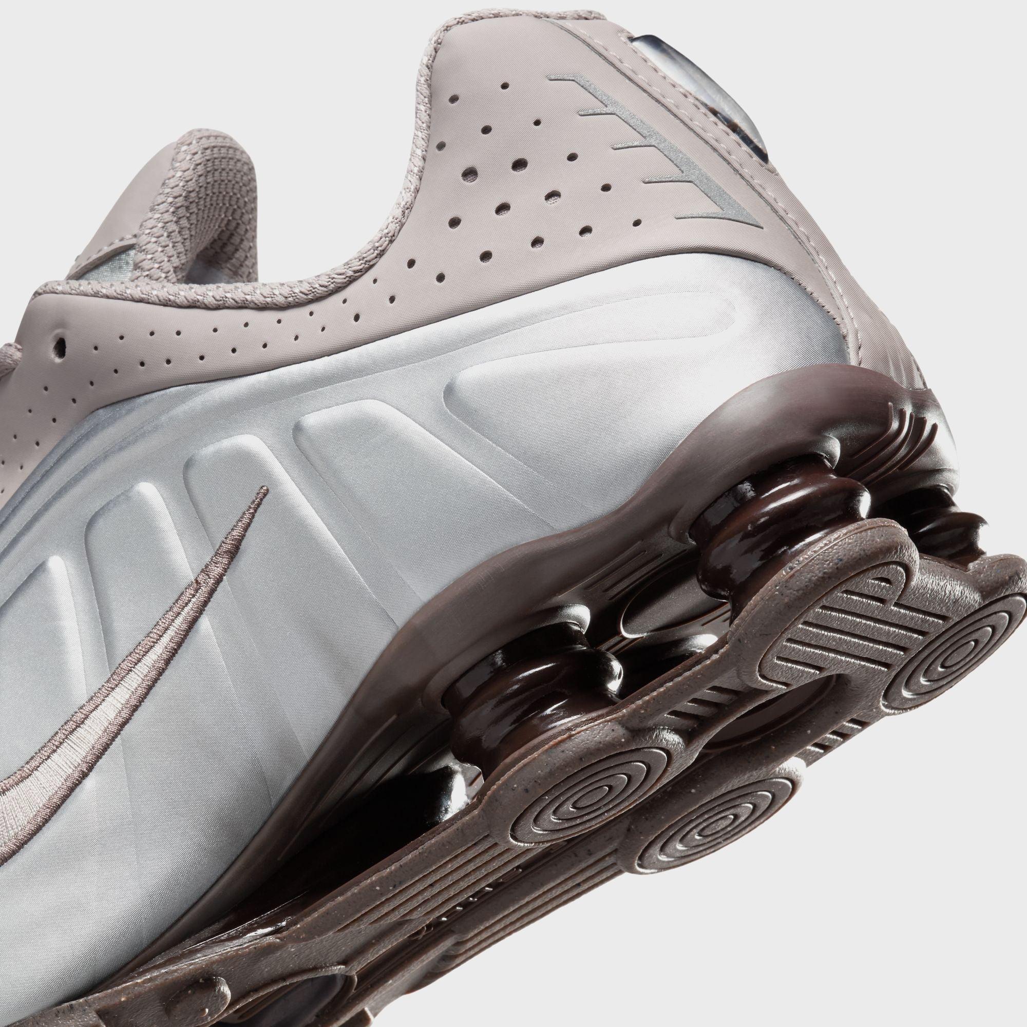 Nike Men's Shox R4 Shoes Product Image