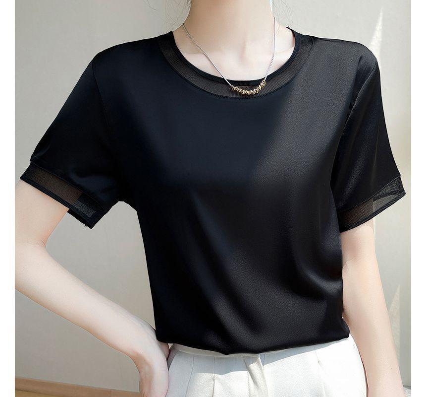 Short-Sleeve Round Neck Contrast Trim Blouse Product Image