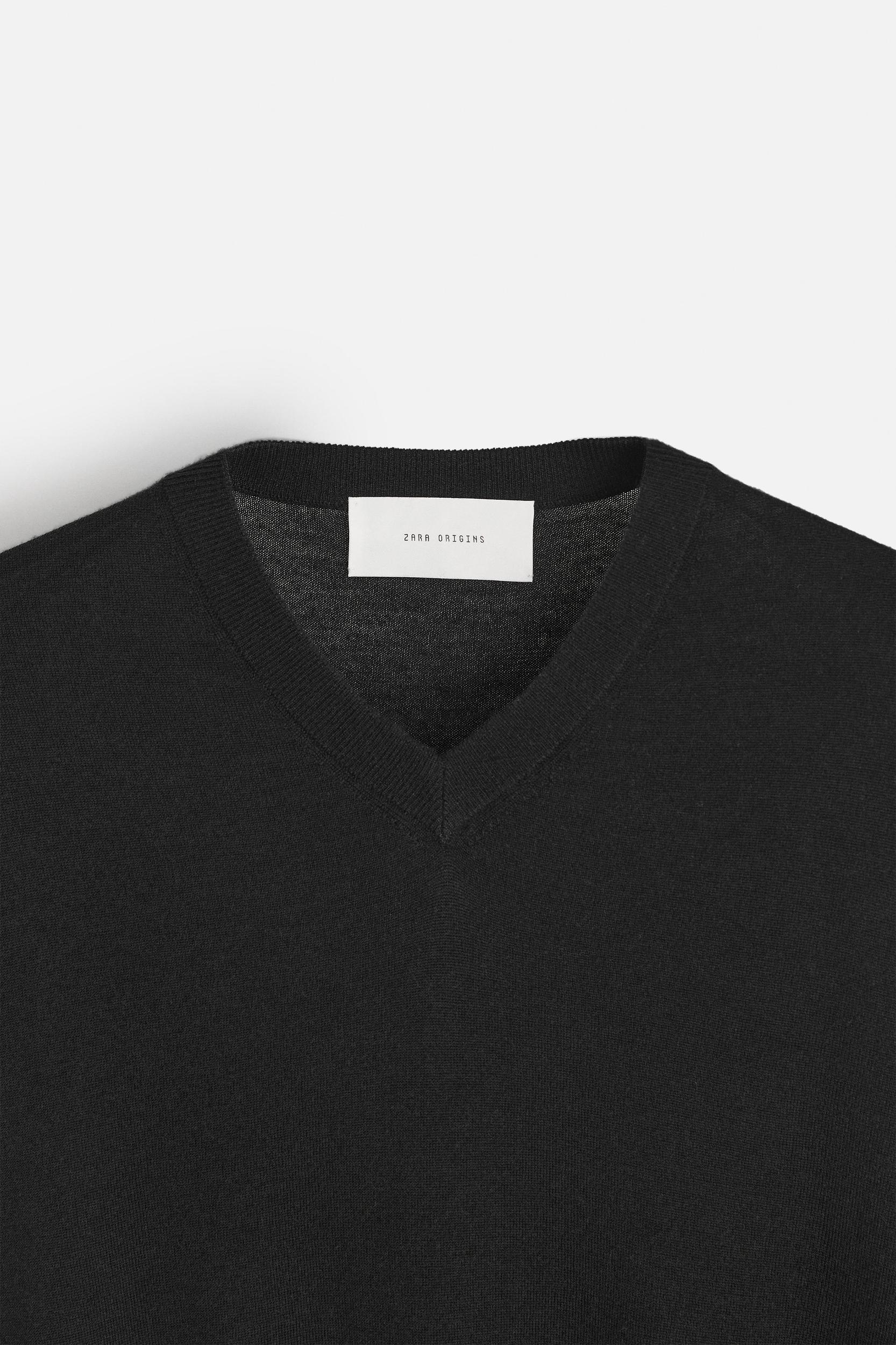 LIGHTWEIGHT WOOL AND CASHMERE BLEND V-NECK SWEATER Product Image