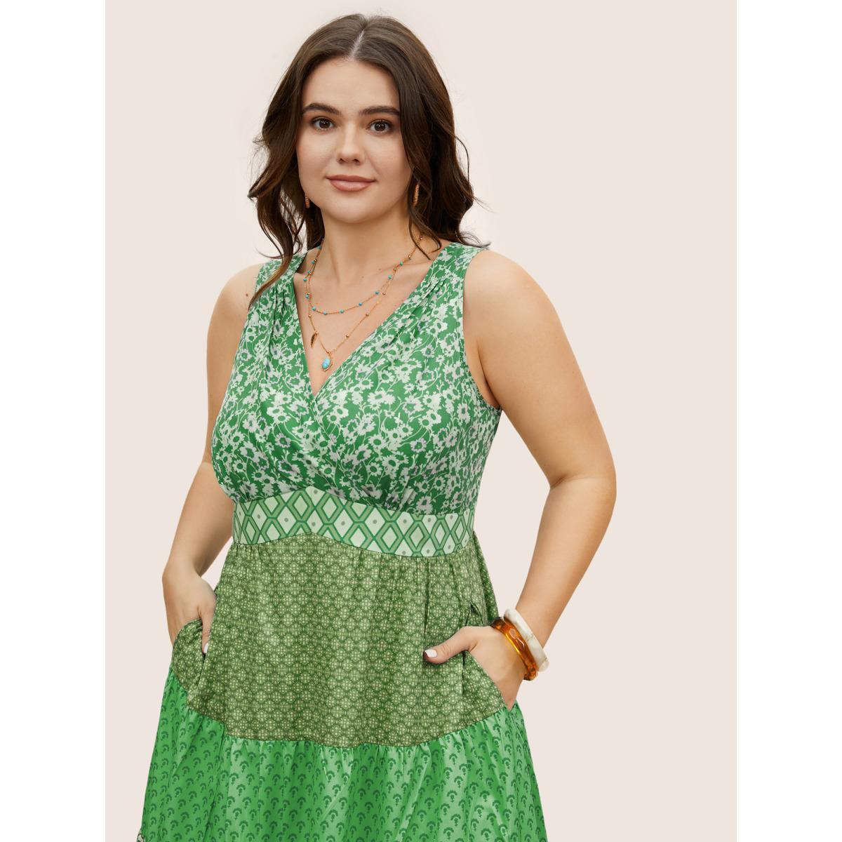 Plus Size Bandana Patchwork Floral Sleeveless Dress Truegreen Women Resort Pleated V-neck Sleeveless Curvy BloomChic 22-24/3X Product Image