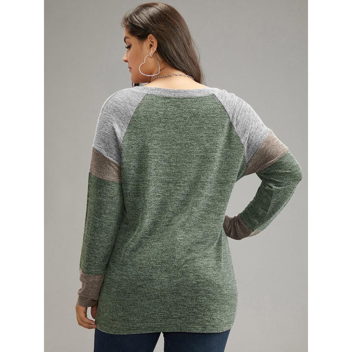 Plus Size Contrast Pocket Raglan Sleeve T-shirt Green Women Casual Contrast Plain V-neck Dailywear T-shirts BloomChic 26/4X Product Image