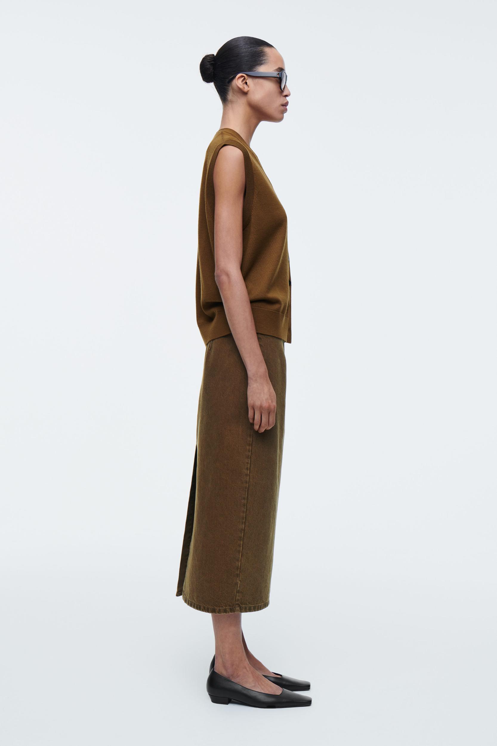VNECK MERINO WOOL WAISTCOAT Product Image
