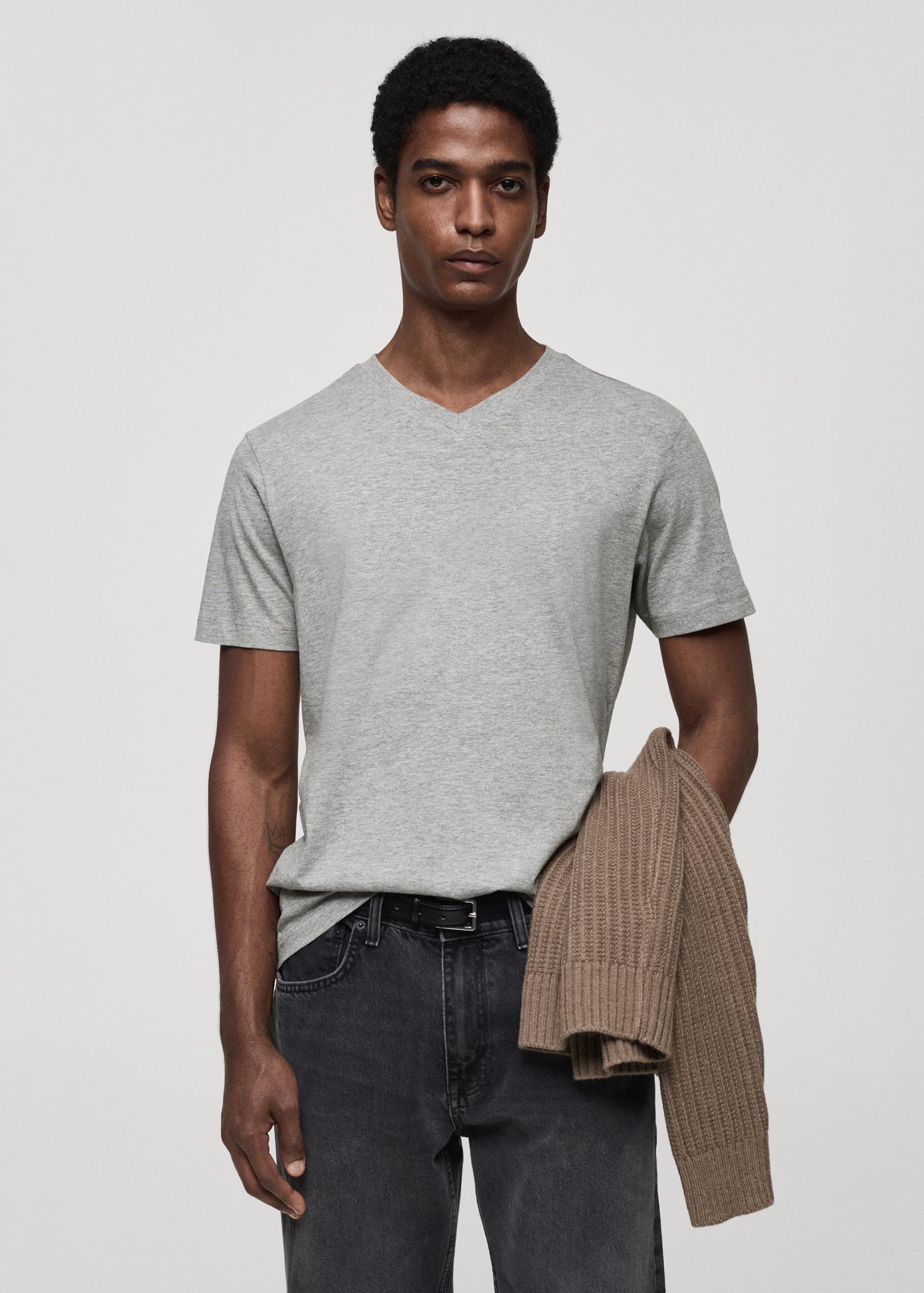 100% cotton slim-fit V-neck t-shirt - Men | MANGO USA Product Image